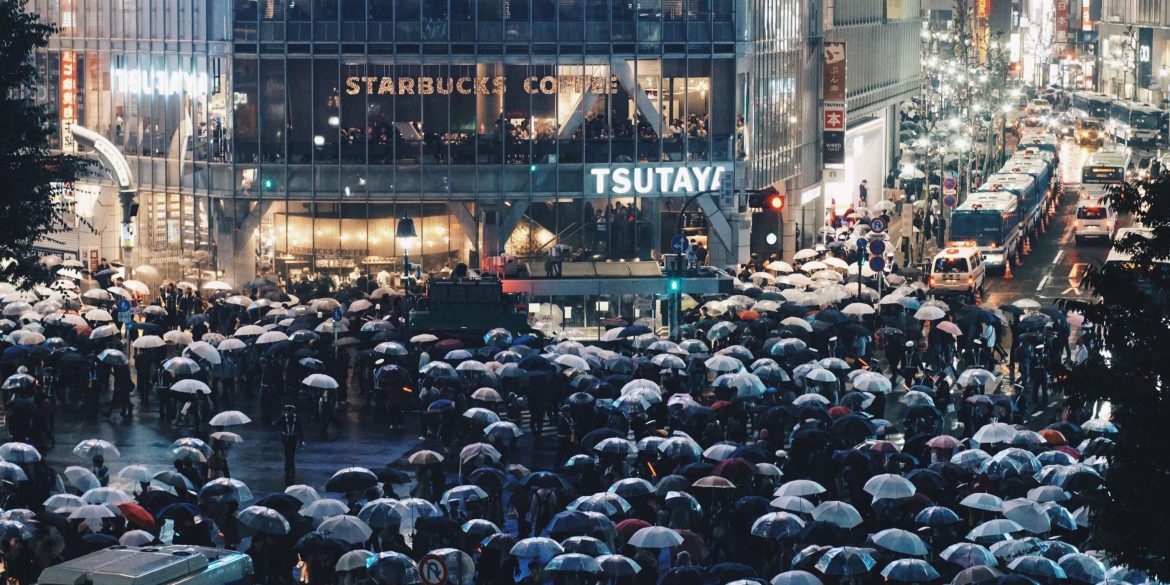 Menschen bei Regen in Shibuya, Tokio JP/ Finan Akbar CC0 Unsplash