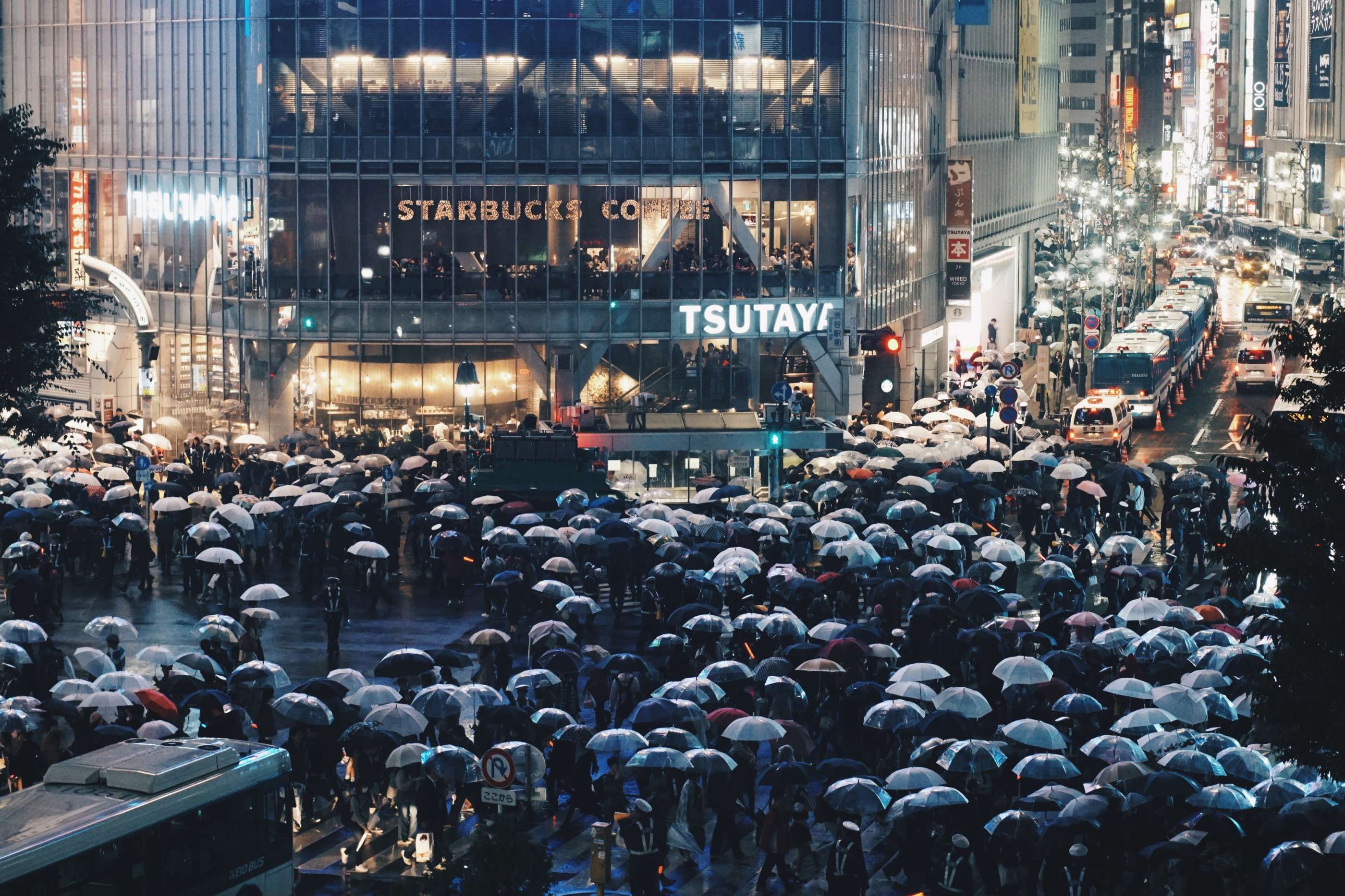 Menschen bei Regen in Shibuya, Tokio JP/ Finan Akbar CC0 Unsplash