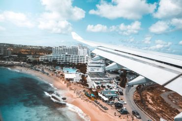 Flugzeug über St. Maarten; CC0, unsplash, redcharlie