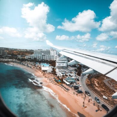 Flugzeug über St. Maarten; CC0, unsplash, redcharlie