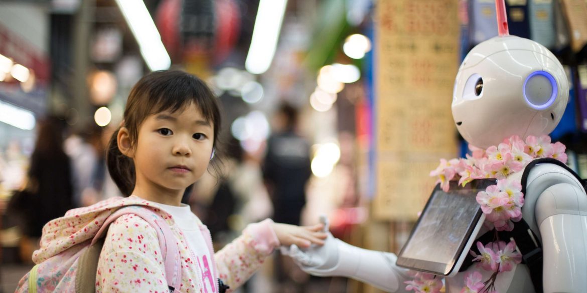 Mädchen und Roboter in Kuromon Ichiba Market, Ōsaka-shi, Japan; Foto: CC0; Andy Kelly, Unsplash