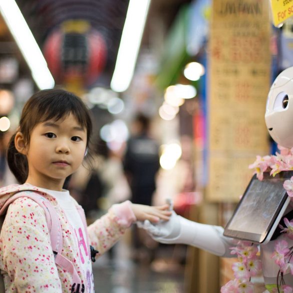 Mädchen und Roboter in Kuromon Ichiba Market, Ōsaka-shi, Japan; Foto: CC0; Andy Kelly, Unsplash