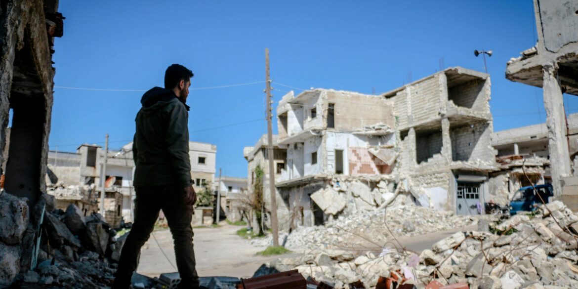 Ein Mann geht durch Ruinen in Idlib, Syrien.
