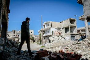 Ein Mann geht durch Ruinen in Idlib, Syrien.