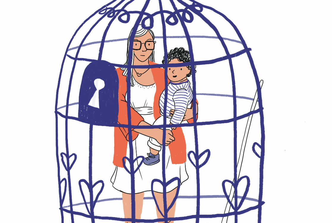 Das Bild zeigt eine Frau mit einem Baby auf dem Arm in einem Vogelkäfig.